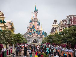 Con música y un pequeño espectáculo se dio la bienvenida a los primeros visitantes. EFE / C. Petit