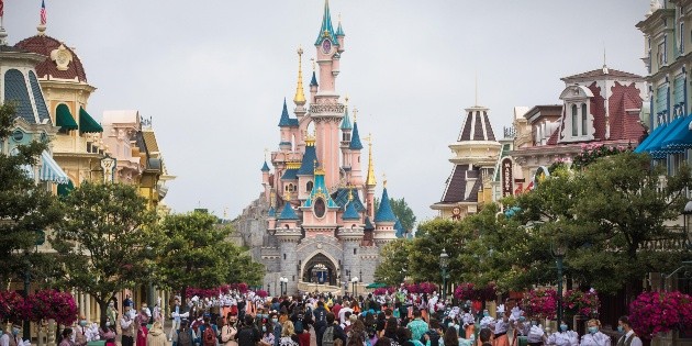 Disneyland Par&iacute;s reabre con mascarillas y fe en el futuro