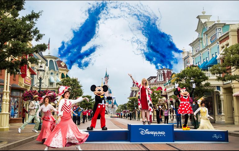 Con música y un pequeño espectáculo se dio la bienvenida a los primeros visitantes. EFE / C. Petit EFE / C. Petit