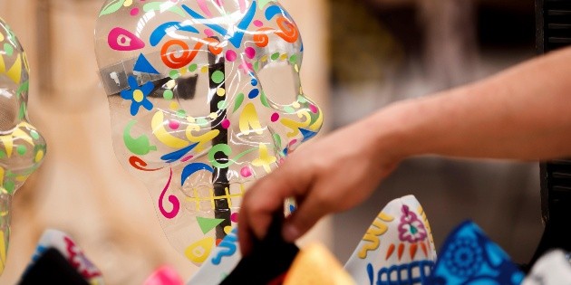 Fabrican cubrebocas y caretas inspirados en D&iacute;a de Muertos