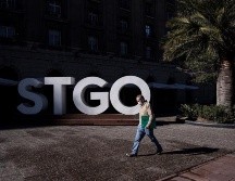 Un hombre camina por la Plaza de Armas de Santiago de Chile, durante la cuarentena obligatoria decretada para frenar el avance de COVID-19. EFE/A. Valdés