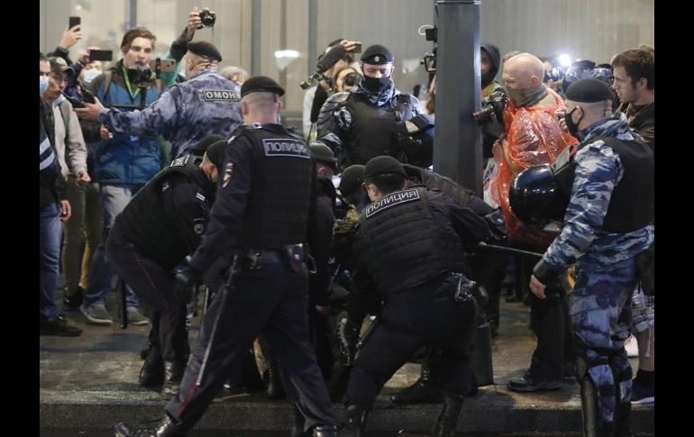 Manifestantes y periodistas fueron capturados en una calle del centro de Moscú, tras la manifestación organizada en la plaza Pushkin. EFE/Y. Kochetkov