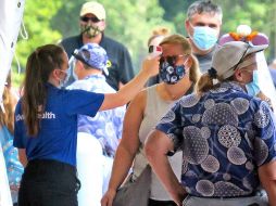 Personas entran al parque de diversiones Epcot de Walt Disney en Lake Buena Vista, Florida, en el día de su reapertura oficial. Los destinos recreativos se debaten en torno a cómo y cuándo reanudar las actividades. AP/Orlando Sentinel /J. Burbank