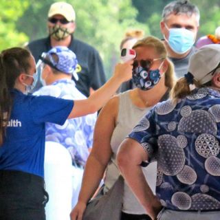 Con casos al alza en EU, estados imponen más restricciones