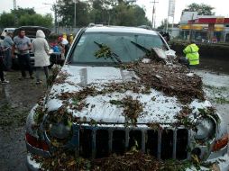 Bomberos apoyaron a conductores que quedaron varados debido a las fuertes lluvias. EL INFORMADOR/F. Atilano