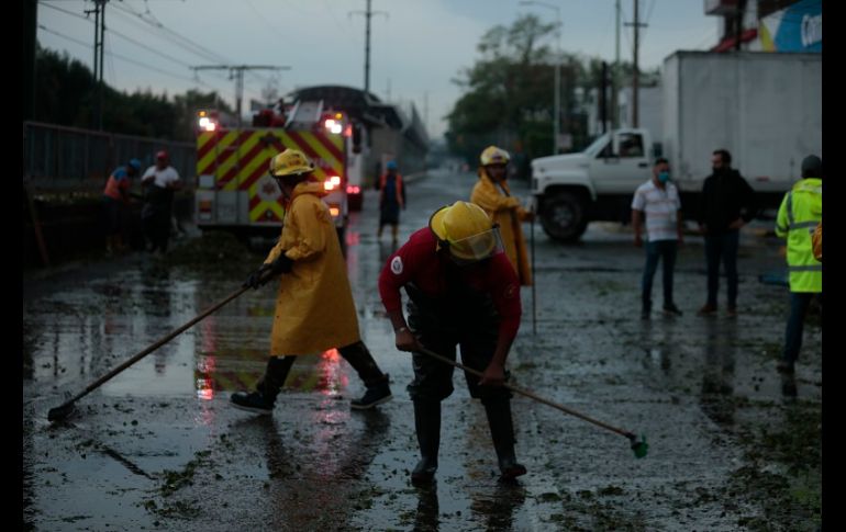Bomberos apoyaron a conductores que quedaron varados debido a las fuertes lluvias. EL INFORMADOR/F. Atilano