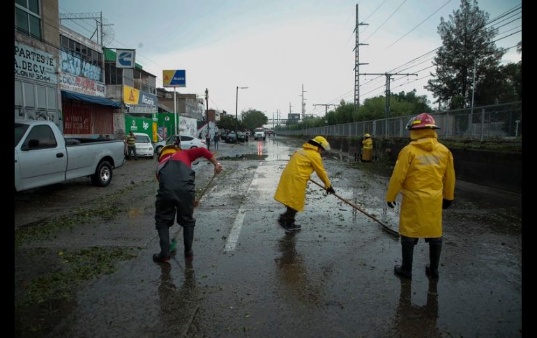 Bomberos apoyaron a conductores que quedaron varados debido a las fuertes lluvias. EL INFORMADOR/F. Atilano