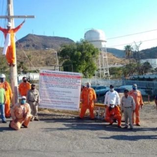 Trabajador petrolero se "crucifica" en Sonora; exige trabajo