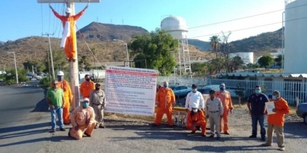 Trabajador petrolero se "crucifica" en Sonora; exige trabajo