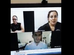 A los 20 segundos de la grabación, el abogado se levanta de su silla y 10 segundos después regresa; es ahí donde se nota que está en calzoncillos. ESPECIAL