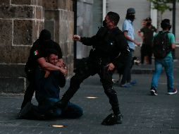 Hace un año, manifestantes que exigían justicia para Giovanni López fueron agredidos por elementos de la policía. EL INFORMADOR / ARCHIVO