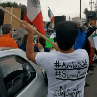 Se manifiestan a favor y en contra de López Obrador