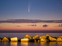 El cometa visto desde el puerto de Molfetta en Italia. GETTY IMAGES
