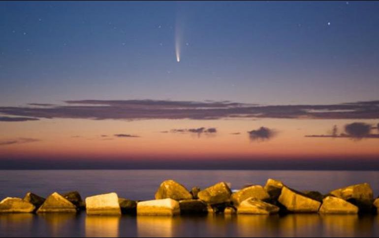 El cometa visto desde el puerto de Molfetta en Italia. GETTY IMAGES