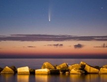El cometa visto desde el puerto de Molfetta en Italia. GETTY IMAGES