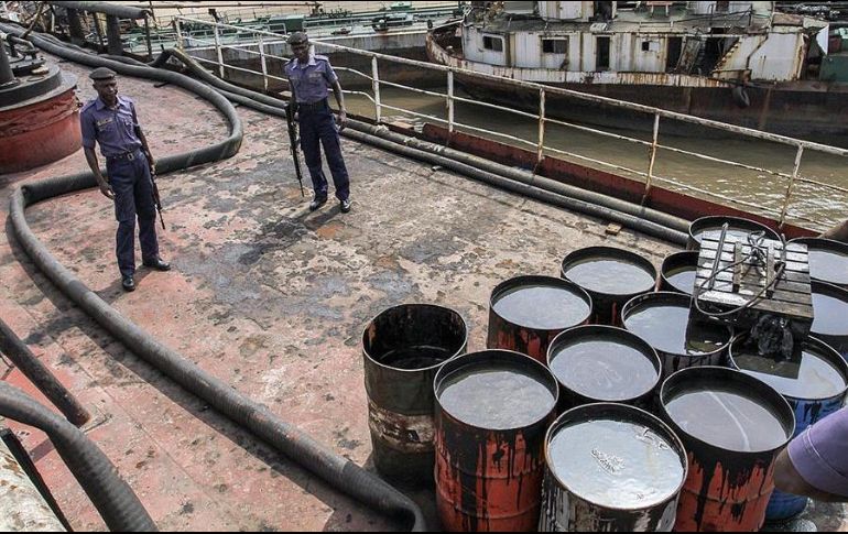 Barriles de petróleo transportados en un barco en Nigeria. EFE/ARCHIVO