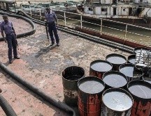 Barriles de petróleo transportados en un barco en Nigeria. EFE/ARCHIVO