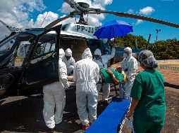 Un enfermo de COVID-19 durante su traslado ayer en una aeronave de Almeirim a la ciudad de Santarem. AFP/ARCHIVO
