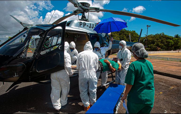 Un enfermo de COVID-19 durante su traslado ayer en una aeronave de Almeirim a la ciudad de Santarem. AFP/ARCHIVO