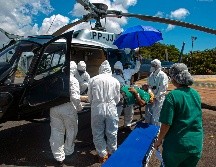 Un enfermo de COVID-19 durante su traslado ayer en una aeronave de Almeirim a la ciudad de Santarem. AFP/ARCHIVO