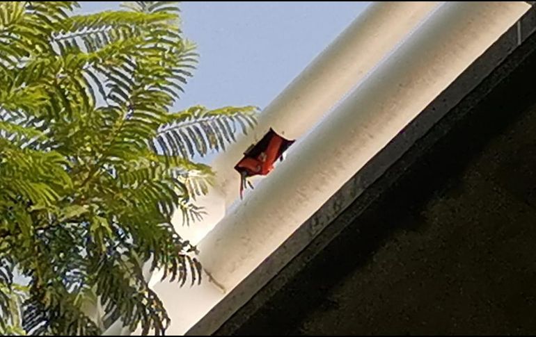 Los policías detectaron que había un registro abierto en el puente, el cual presentaba daños. ESPECIAL