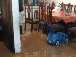 Los moradores trabajan en la limpieza junto con el personal de Protección Civil de Zapopan. ESPECIAL