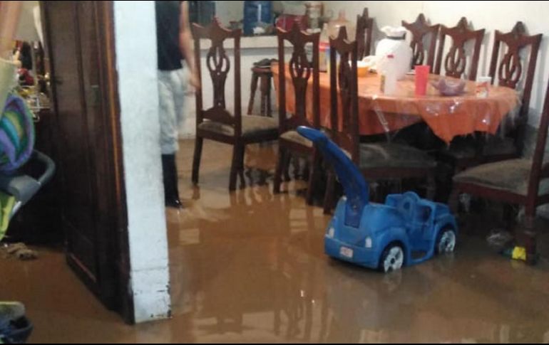 Los moradores trabajan en la limpieza junto con el personal de Protección Civil de Zapopan. ESPECIAL