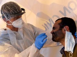 Las personas que se contagian de COVID-19 desarrollan una respuesta inmune que ofrecen cierta protección contra una reinfección. AFP / J. Francois