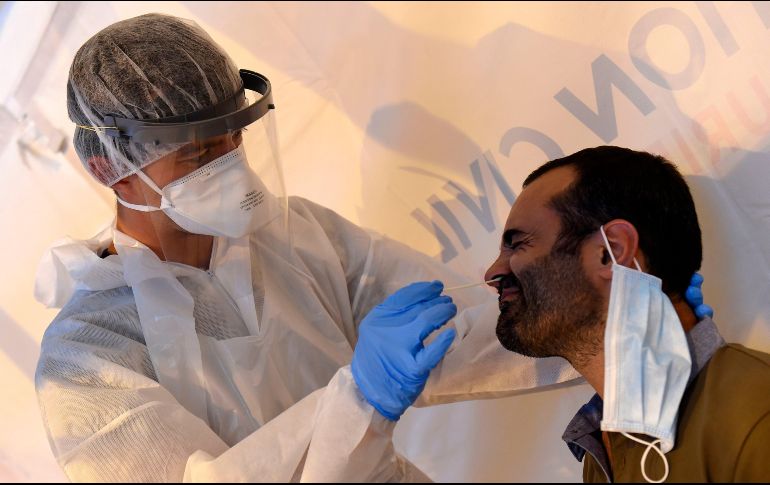 Las personas que se contagian de COVID-19 desarrollan una respuesta inmune que ofrecen cierta protección contra una reinfección. AFP / J. Francois