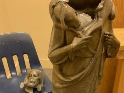 Personal encontró la cabeza de la estatua en el piso de la iglesia poco antes de las 8:00 de la mañana del miércoles. ESPECIAL