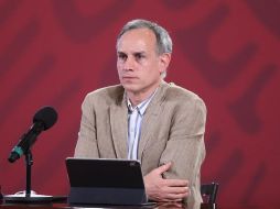 Decenas de trabajadores pidieron a Hugo López-Gatell que visite los hospitales para que vea en qué condiciones laboran. EFE/S. Gutiérrez