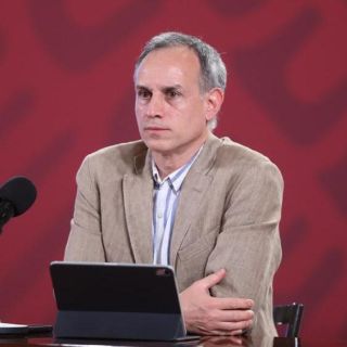 Trabajadores de Salud reciben con protestas a López-Gatell en Chiapas