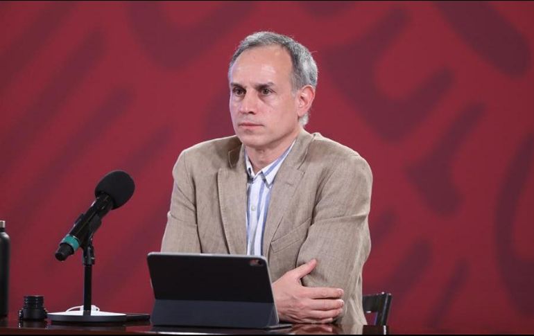 Decenas de trabajadores pidieron a Hugo López-Gatell que visite los hospitales para que vea en qué condiciones laboran. EFE/S. Gutiérrez