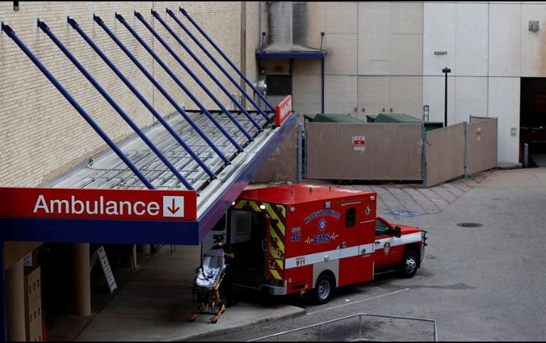 Un auxiliar de enfermería coloca una camilla vacía en la ambulancia frente al centro de emergencias del Hospital Metodista de Houston. EFE/A. Sprecher