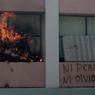 Normalistas de Ayotzinapa queman Congreso de Guerrero