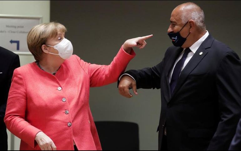 La canciller alemana, Angela Merkel (i), apunta al primer ministro búlgaro, Boyko Borissov (d), al inicio de la cumbre de la Unión Europea en Bruselas este viernes. EFE/Stephanie Lecocq