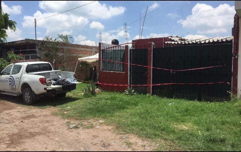 La fosa se encuentra entre dos casas habitadas, además de que está a un par de cuadras de la Comisaría de El Salto. ESPECIAL