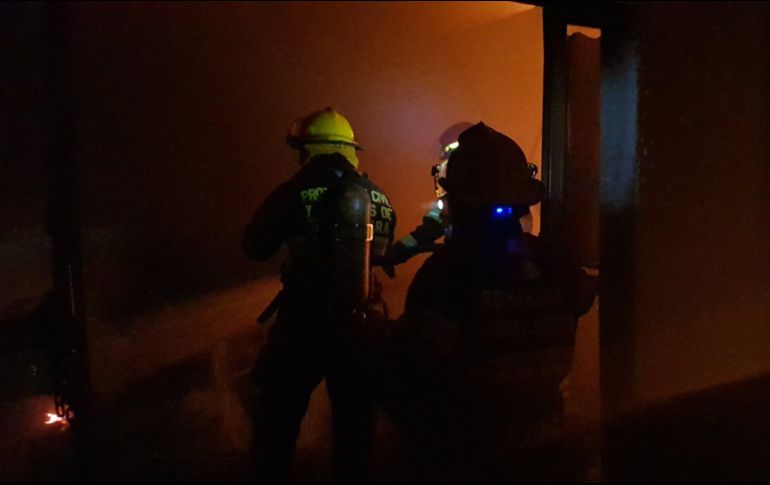 Bomberos estatales y de Guadalajara apagaron las llamas. TWITTER/PCYBOMGDL
