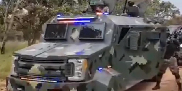 Supuestos integrantes del CNG exhiben equipo militar