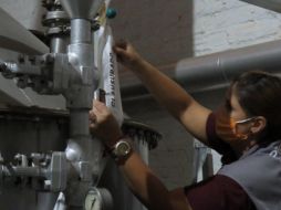 Se coloca cinta delimitadora y sellos en parte del equipo de destilación, con la finalidad de evitar algún daño ecológico en el lugar . ESPECIAL/Proepa