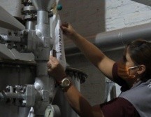 Se coloca cinta delimitadora y sellos en parte del equipo de destilación, con la finalidad de evitar algún daño ecológico en el lugar . ESPECIAL/Proepa