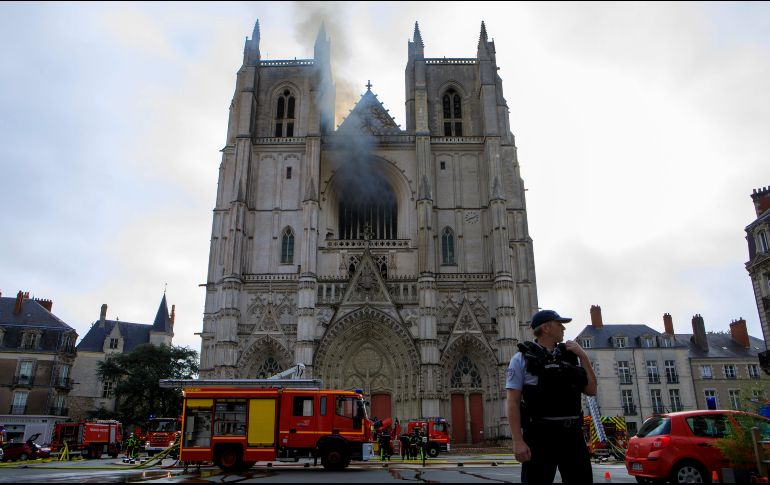 Transeúntes dieron alerta, según los bomberos, reavivando los dolorosos recuerdos del incendio de Notre Dame de París, el 15 de abril de 2019. AP / L. Notarianni