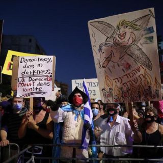 Policías dispersan una manifestación antigubernamental en Israel