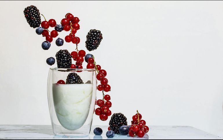Yogurt natural. Es uno de los alimentos más sanos; se puede consumir con frutas de temporada. ESPECIAL