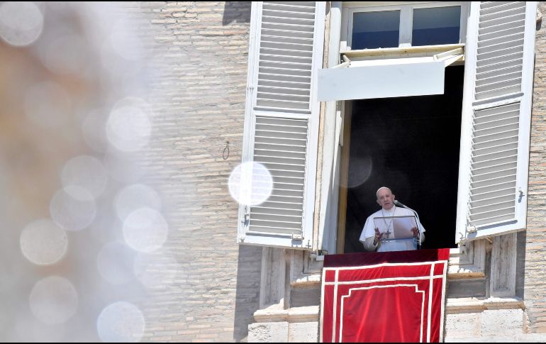 Francisco recordó a las personas cuyo sufrimiento durante la pandemia está siendo agravado por conflictos. AFP / F. Monteforte