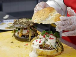 El restaurante ha asumido el reto de crear estos platillos para superar la crisis por la pandemia. EFE/H. Ríos