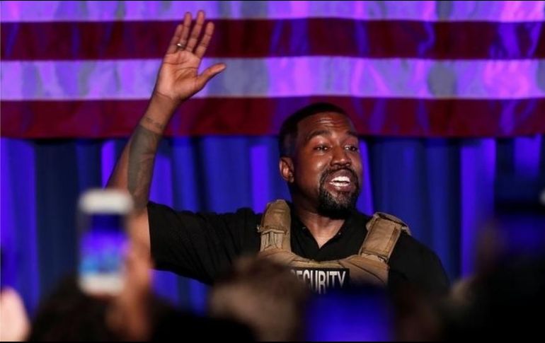 West vistió un chaleco de seguridad durante su primer mitin de su campaña presidencial. REUTERS