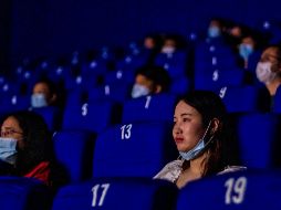 En varias salas, los espectadores deben dejar dos butacas de separación entre ellos. EFE / A. Plavevski