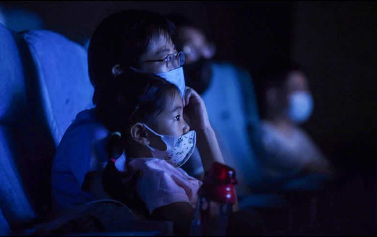 Los cines, que sufrieron un duro golpe este año, son los últimos sectores autorizados a reiniciar actividades. AFP / STR