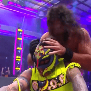 Rey Mysterio "pierde el ojo" ante Seth Rollins